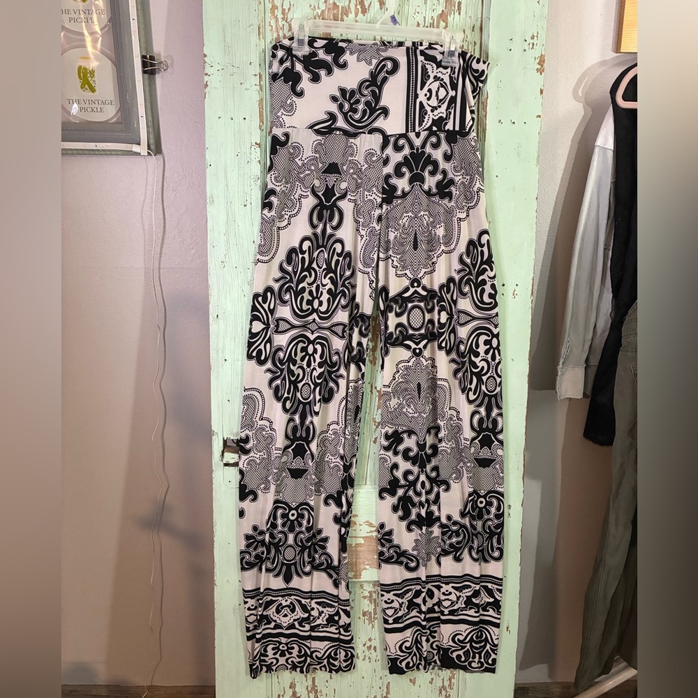 Women’s Uptown USA black and white paisley print high waisted pants